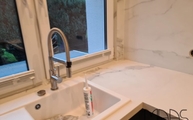 Spüle in der Calacatta Level Keramik Arbeitsplatte