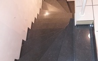 Blockstufen für gewendelten Treppenlauf zugeschnitten aus großformatigen Keramikfliesen Apavisa
