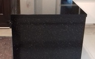 Kücheninsel mit Star Galaxy Granit Arbeitsplatte und Seitenwange