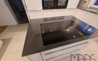 Ceranfeld in der Marengo Silestone Arbeitsplatte