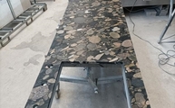 Produktion - Ausschnitt in der Marinace Gold Granit Arbeitsplatten