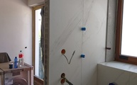 Modernes Badezimmer mit Dekton Wandplatten