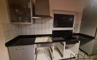 Küche in Ratzeburg mit Star Galaxy Granit Arbeitsplatte, Wischleisten und Fensterbank