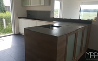 Moderne Küche mit Keramikarbeitsplatten SapienStone Malm Grey