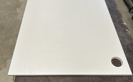 Produktion - Steckdosenbohrung in der White Storm Silestone Arbeitsplatte