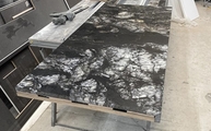 Produktion - Black Cosmic Granit Arbeitsplatte mit Ausschnitt