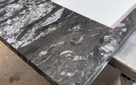 Produktion - Black Cosmic Granit Arbeitsplatte mit Ausschnitt
