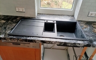 Spüle in der Black Cosmic Granit Arbeitsplatte