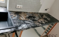 Beeindruckende Black Cosmic Granit Arbeitsplatte