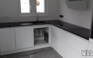Schwarz-weiß Kombination der Küche mit Nero Assoluto India Granit Arbeitsplatten