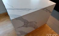 Classic Statuario Infinity Arbeitsplatte und Seitenwange auf der Kücheninsel montiert