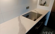 Classic Statuario Infinity Arbeitsplatte auf der Küchenzeile montiert