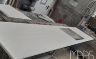 Produktion - Ice White K2 Quarz Arbeitsplatte mit Ausschnitt