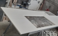 Produktion - Ausschnitt in der Ice White K2 Quarz Arbeitsplatte