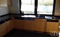 Küche in Rösrath mit Steel Grey Granit Arbeitsplatten und Wischleisten