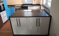 IKEA Küche mit Alexander Black Granit Arbeitsplatten und Seitenwange