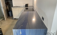 L-förmige Küche in Frankreich mit  Azul Macabus Granit Arbeitsplatten und Seitenwangen 