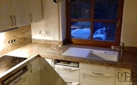 Küche in U-Form mit Granit Arbeitsplatten, Rückwand und Wischleisten Ivory Brown / Shivakashi