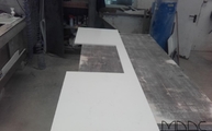 Produktion - Ausschnitt in der 5141 Frosty Carina Caesarstone Arbeitsplatte