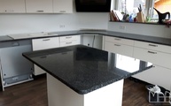Küche mit Granit Royal Black Arbeitsplatten ausgestattet
