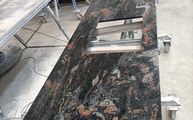 Produktion - Ausschnitt in der Tropical Black Granit Arbeitsplatte