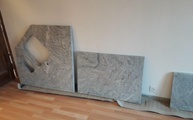Granit Arbeitsplatten Viscont White mit zwei Unterbauausschnitten für die Spüle in Rüegsauschachen bei Zürich in der Schweiz