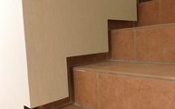 Treppenhaus mit Laminam Platten Travertino Avorio an den Wänden