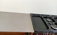 Gasgrill neben der Grey Concrete Level Keramik Arbeitsplatte