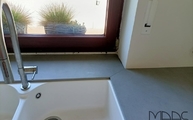 Grey Concrete Level Keramik Arbeitsplatte mit Ausklinkung für das Fenster