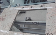 Produktion - Ausschnitt und Bohrungen in der Granit Arbeitsplatte Ivory Brown / Shivakash