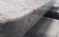 Produktion - Gefaste Kanten der Ivory Brown Granit Arbeitsplatte