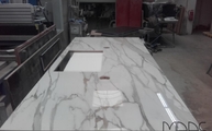 Produktion - Ausschnitte in der Calacatta Gold Level Arbeitsplatte