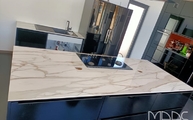 Kücheninsel mit Calacatta Gold Level Arbeitsplatte