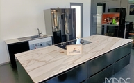 Montage der Calacatta Gold Level Arbeitsplatte auf der Kücheninsel