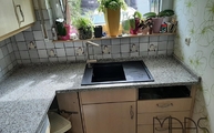 Küche in Sankt Augustin mit Bianco Sardo Granit Arbeitsplatten