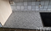 Montage der Bianco Sardo Granit Arbeitsplatten und Wischleisten in St. Augustin