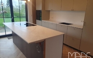 Montage der Glem White Porcelanosa Arbeitsplatten in Schleiden