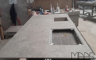 Produktion - Flächenbündige Ausschnitte für das Ceranfeld in der Dekton Arbeitsplatte VK03 Grigio