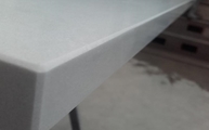Produktion - Gefaste Kanten der 4600 Royal Snow Caesarstone Arbeitsplatte