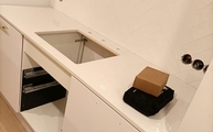 Montage der 4600 Royal Snow Caesarstone Arbeitsplatte auf der Küchenzeile