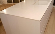 4600 Royal Snow Caesarstone Arbeitsplatte auf der Kücheninsel montiert