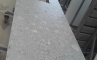 Produktion - Unterbauspüle in der Ceppo di Gre Marazzi Arbeitsplatte