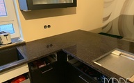 Küche in Schwarzenbek mit Tan Brown Granit Arbeitsplatten