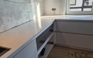Invisacook in der Arctic White Neolith Arbeitsplatte