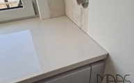 Arctic White Neolith Arbeitsplatte unter dem Fenster