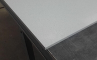 Produktion - Silestoneplatten Blanco Norte mit gefasten Kanten
