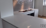 Weiße Küche in Siegburg mit 1141 Pure White / Perfect White Caesarstone Arbeitsplatten