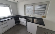Weiße Küche mit schwarzen Mirror Black Quarz Arbeitsplatten