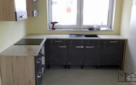 L-förmige Küchenzeile mit Ivory Royal Granit Arbeitsplatten
