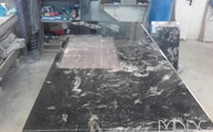 Produktion - Black Cosmic Granit Arbeitsplatte mit Ausschnitt